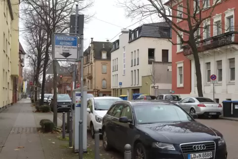 Diese Parkplätze sollen wegfallen, damit Radfahrer auf der Straße fahren können. 