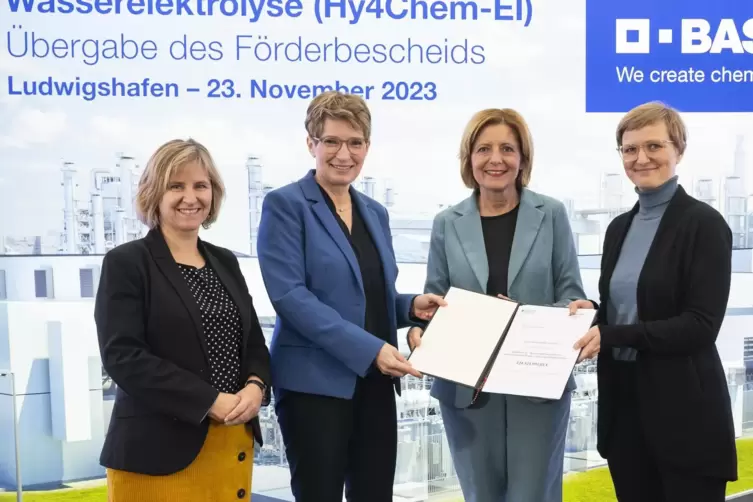 Bei der &Uuml;bergabe des F&ouml;rderbescheids (von links): die rheinland-pf&auml;lzische Umweltministerin Katrin Eder, Melanie Maas-Brunner, M
