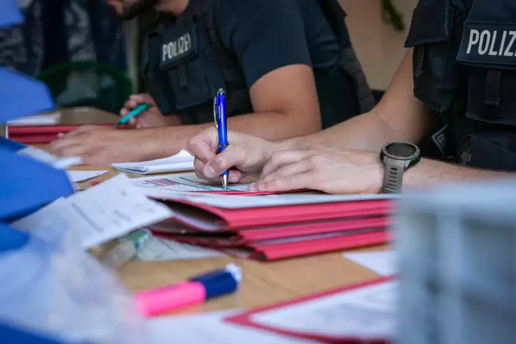  Sind illegal Eingereiste gefasst, bedeutet das f&uuml;r die Beamten auch viel Schreibarbeit. 