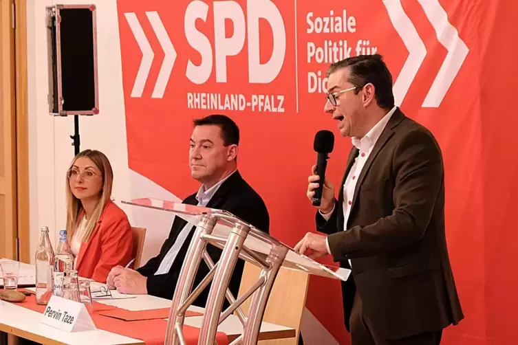 Stéphane Moulin (rechts) und Rebecca Wendel führen die Zweibrücker SPD in den Stadtratswahlkampf. Landtagsmitglied Alexander Fuh