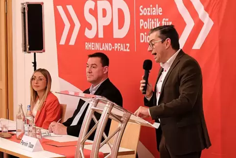 Stéphane Moulin (rechts) und Rebecca Wendel führen die Zweibrücker SPD in den Stadtratswahlkampf. Landtagsmitglied Alexander Fuh