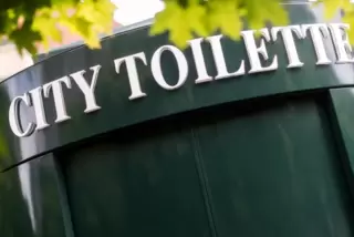Geht es nach unserem Kolumnisten, dürften öffentliche WCs sogar „City Toilette“ heißen – Hauptsache , es gibt überall welche. 