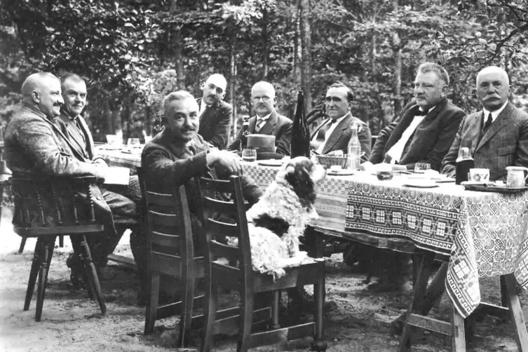 Sitzung des Hauptvorstandes des Pf&auml;lzerwald-Vereins auf dem Hellerplatz bei Neustadt 1926 mit Heinrich Kohl (2. von rechts). 