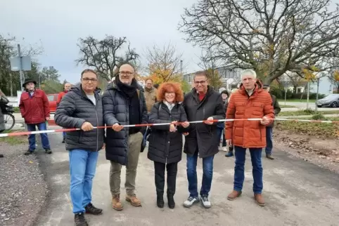 Bei der Übergabe (von links): Beigeordneter Alexander Kirchmer Planer Michael Decker, Ortschefin Elke Thomas und Bauleiter Hormo