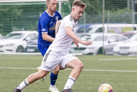 Szene aus dem ersten Saisonspiel des TuS Hohenecken: TuS-Stürmer Nico Schauß (im weißen Trikot) zieht an Sebastian Trapp (Viktor