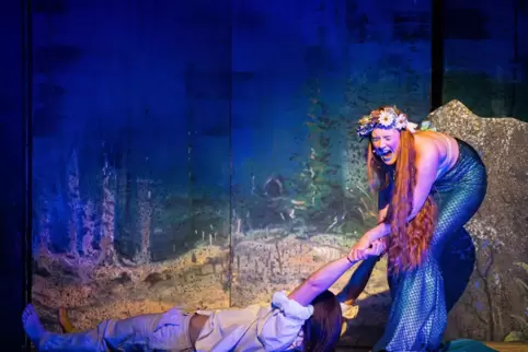 Die Musikbühne Mannheim in der Zweibrücker Festhalle: In dieser Szene rettet die Meerjungfrau den Prinz und bringt ihn an Land. 