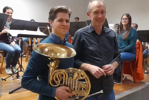 Komponist Philip Usselmann (links) und Dirigent Alexander Petry bei den Proben.