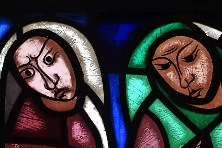 Nicht ans Öl gedacht: Zwei törichte Jungfrauen im südlichen Chorfenster der protestantischen Kirche in Friedelsheim. 