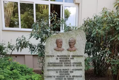  Adenauer-De Gaulle Gedenkstein am Kurhaus Bad Kreuznach. 