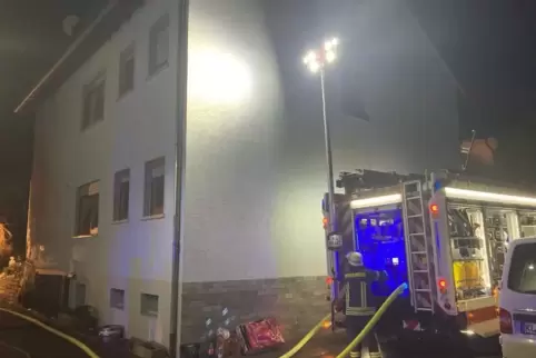 Mit 25 Helfern war die Freiwillige Feuerwehr der Verbandsgemeinde Ramstein-Miesenbach am Freitagmorgen bei einem Wohnungsbrand i