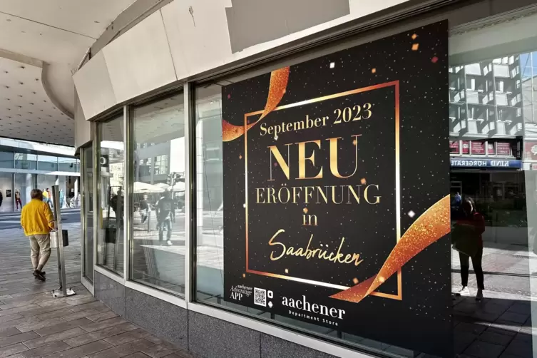 Mit großen Plakaten an den Schaufenstern des ehemaligen Kaufhofs kündigte Aachener die Neueröffnung im September an. Ob daraus ü