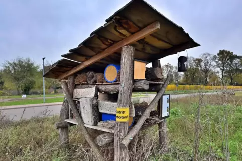 Mehrstöckiges Holzhaus nicht nur für Insekten: Lebensturm. 