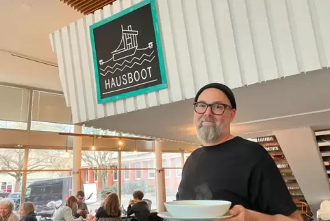 Noch bis 22. Dezember kocht und serviert Michael Dester im Hausboot veganes Essen. 