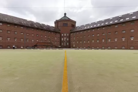 Der Innenhof mit dem Sportplatz in der Justizvollzugsanstalt in Bruchsal