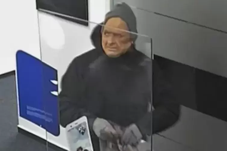 Der R&auml;uber trug eine Maske.