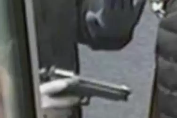 Die Pistole in der rechten Hand.