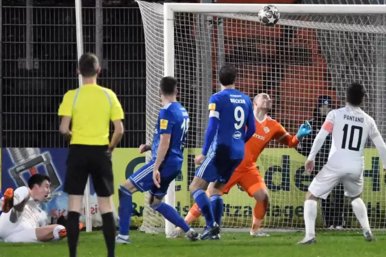 Anfang vom Ende: Matteo Monetta (links am Boden) trifft per Fallrückzieher über Keeper Benjamin Reitz hinweg zum 0:1 ins Netz. M