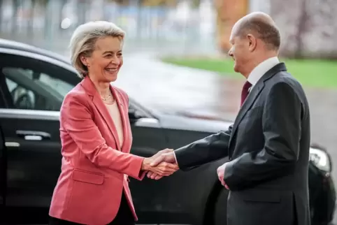 Herzlicher Empfang: Bundeskanzler Olaf Scholz begrüßt Ursula von der Leyen. Muss die Chefin der EU-Kommission bald mit niedriger
