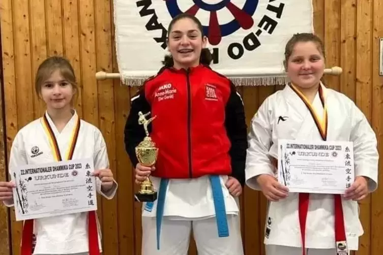 Anne-Marie Iskandaryan (Mitte) vom 1. Shotokan Karate Club Frankenthal siegte in der Kata der weiblichen U14. 