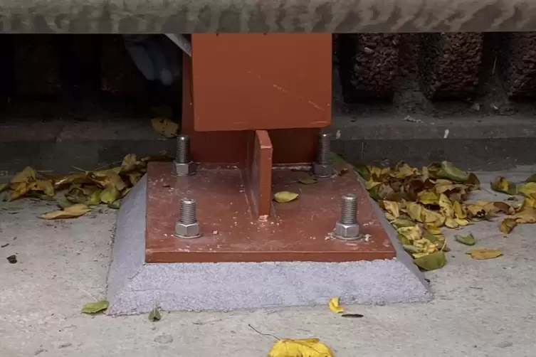 900 Bolzen in 900 Bohrungen sorgen f&uuml;r Halt. 