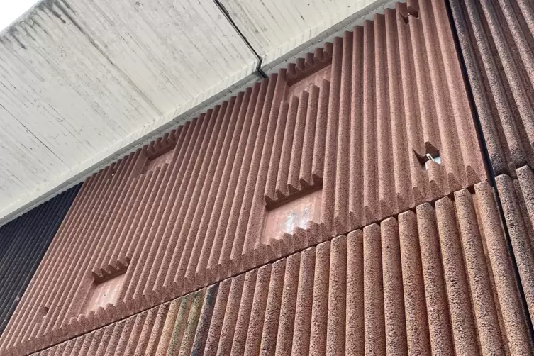 Die ersetzte L&auml;rmschutzplatte. Die f&uuml;r die Montage n&ouml;tigen L&uuml;cken werden noch geschlossen. 