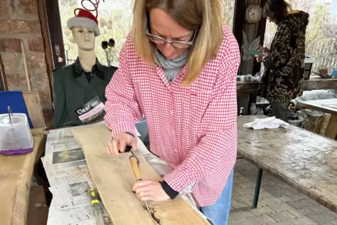 Claudia Jakoby-Müller bereitet das Holz für den Farbauftrag vor. 