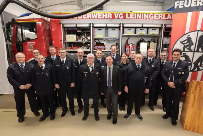 Geehrt oder mit neuen Aufgaben betraut: Wehrleute mit Verbandsgemeinde-Bürgermeister Frank Rüttger.