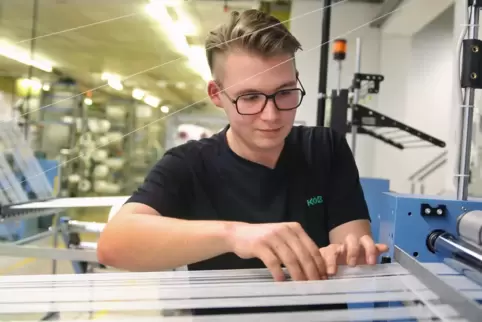 Azubi Fabian Deubel konnte seine Ausbildung beim Wolfsteiner Unternehmen KOB dank des Abiturs um ein halbes Jahr verkürzen. 