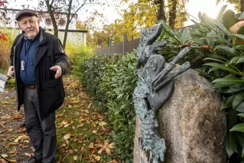 Besonderer Grabstein: Werner Schineller zeigt auf die offiziell schon aufgehobene Grabstätte von Künstler Karl Graf.