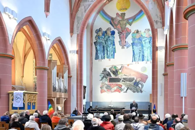 Hinter den Malereien in der Stiftskirche – hier bei der Eröffnung der Friedensdekade – stecken faszinierende Geschichten.