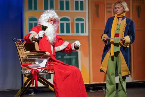 Im Speyerer Kinder- und Jugendtheater beim Weihnachtsstück: Der kleine Prinz (Marie Eberhardt) und der Weihnachtsmann: Christian