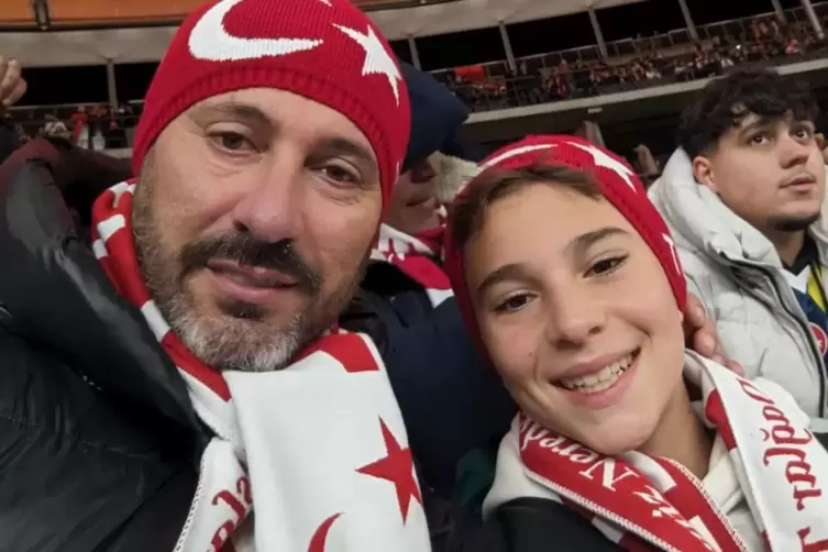 Akin &Ouml;zer macht ein Selfie.