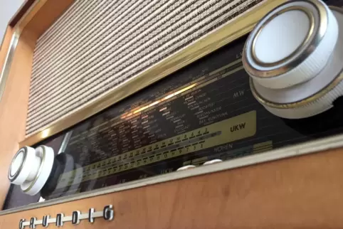 Opas Radio: „Die Vorderseit mit em grienbraunbrenzliche Stoff bespannt“. 