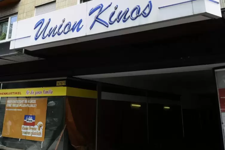 Der Eingang des Union, der mit Plakaten ges&auml;umt war, sei recht dunkel gewesen. 