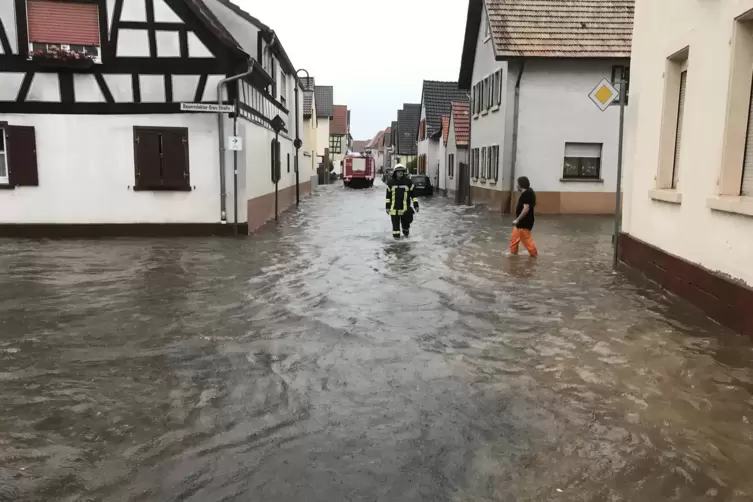 Im Juni 2017 stand das Wasser in der Goethestraße in Lachen-Speyerdorf wadenhoch: Die Gefahr durch Starkregen schätzten die Stud