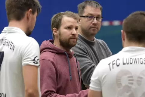 TFC-Trainer Philipp Grimmer (Mitte) hatte mit seinem Team einiges zu besprechen.