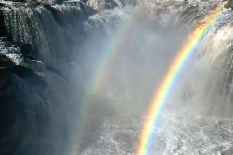 Selten zu sehen: Zwei Regenbogen über dem Wasserfall Hukou in der nordchinesischen Provinz Shanxi. 