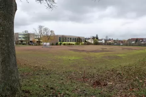 Der alte Tennenplatz wird zum Kunstrasenplatz umgebaut. 