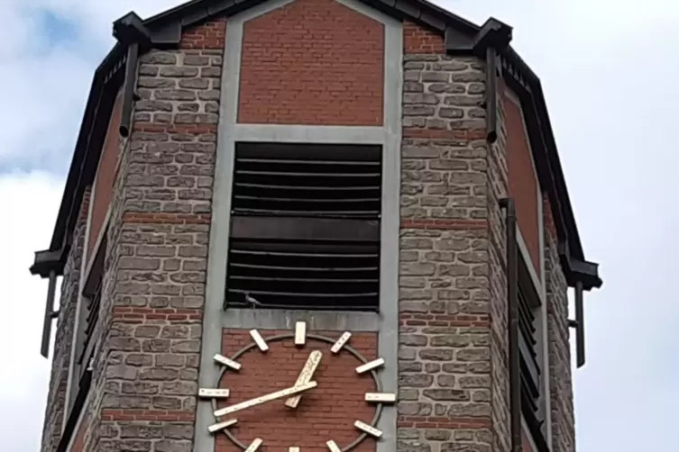 Nach dem Blitzeinschlag stand die Kirchturmuhr. Seit kurzem funktioniert sie wieder. 
