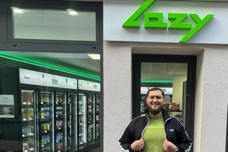 Möchte ein lokales Einkaufserlebnis mit einem Lieferservice koppeln: Jungunternehmer Asab Dudarov vor seinem „Lazy“-Laden. 