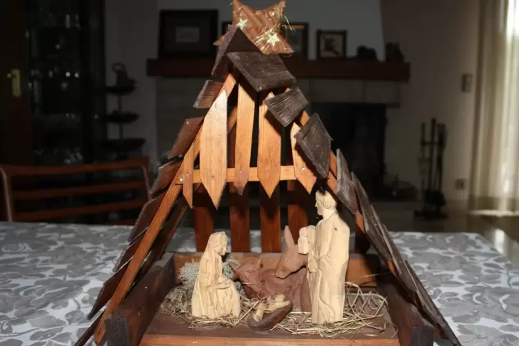 Eine polnische Krippe mit handgeschnitzten Figuren. 