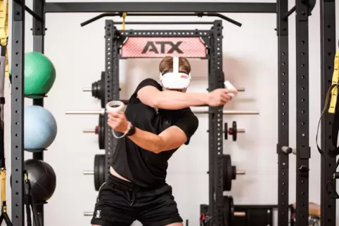 Beim „VR-Training“ ist der Name Programm: Sportler tauchen in die virtuelle Realität ab.