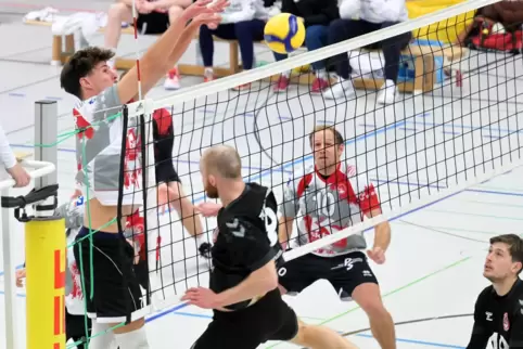 Der Speyerer Simon Röhrich (links) blockt den Ball, bevor er über die Netzkante kommt, und macht den Punkt für den TSV. 