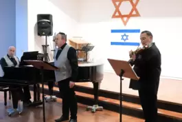 In der Speyerer Synagoge beim Solidaritätskonzert: Kantor Juri Zemsky (Gesang), Alexander Goldenberg (Klavier) sowie FAIQ (Geige