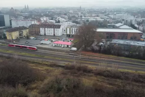 Etwa in Bildmitte soll die neue Brücke verlaufen. 