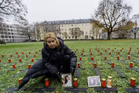 135 Kreuze und Grablichter sollen die Landespolitiker an die Opfer im Ahrtal erinnern. Inka Orth zeigt ein Foto ihrer Tochter Jo