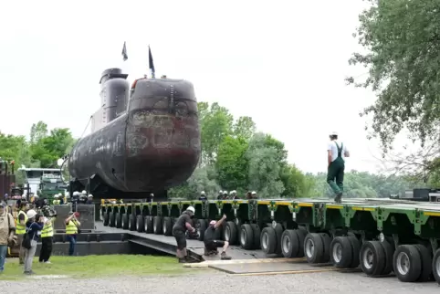 U-Boot: Transport aus dem Auwald ins Technik-Museum. 