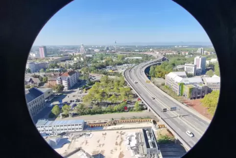 Das Kreishaus (rechts) liegt unmittelbar an der Hochstraße. 