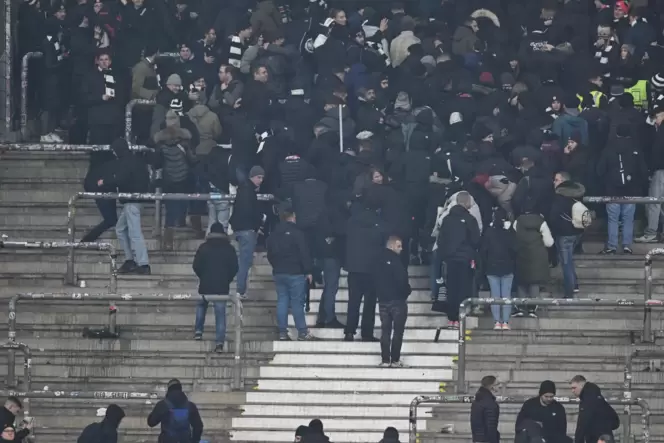 Aus Protest gegen die Polizei ziehen sich die Frankfurter Ultras aus ihrem Fanblock zurück.