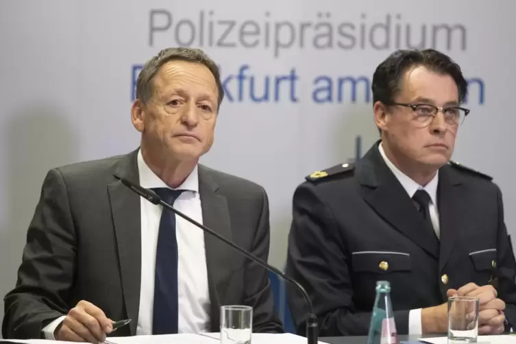 Polizeipräsident Stefan Müller (links) und Thomas Schmidl, Leiter Abteilung Einsatz geben eine Pressekonferenz zu den Ausschreit